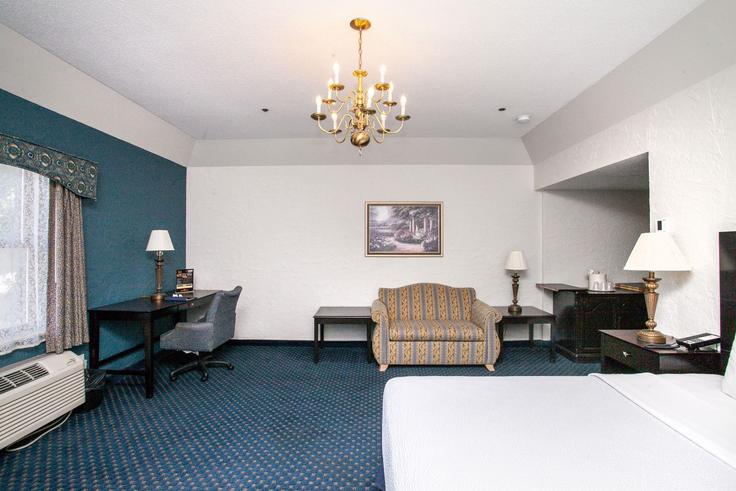 Elegant gestaltetes Wohnzimmer mit moderner Einrichtung in einer Wohnung im Building Jumer Drive - wyndham - 1669468 in Bloomington, Bloomington Elegant gestaltetes Wohnzimmer mit moderner Einrichtung in einer Wohnung im Building Jumer Drive - wyndham - 1669468 in Bloomington, Bloomington