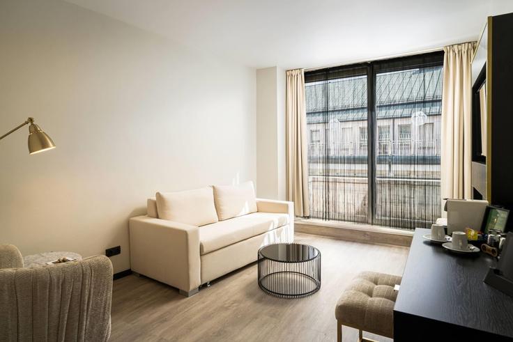 Elegante sala de estar con mobiliario moderno en un apartamento en Building Wildpretmarkt - wyndham - 1668905 en Vienna, Vienna