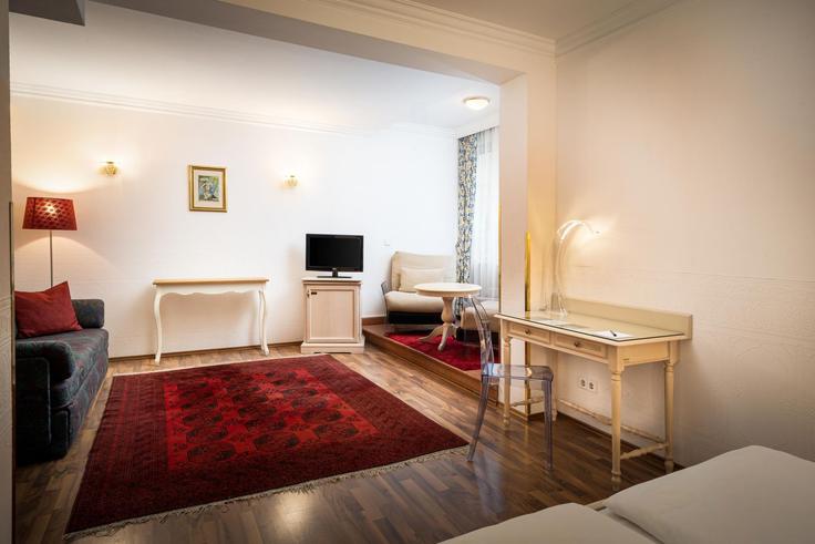 Salle de séjour élégante avec mobilier moderne dans un appartement à Building Viriotgasse - wyndham - 1678677 à Vienna, Vienna