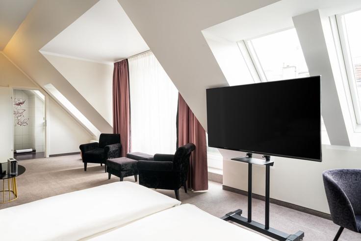 Elegant gestaltetes Wohnzimmer mit moderner Einrichtung in einer Wohnung im Building Webgasse - wyndham - 1676574 in Vienna, Vienna Elegant gestaltetes Wohnzimmer mit moderner Einrichtung in einer Wohnung im Building Webgasse - wyndham - 1676574 in Vienna, Vienna