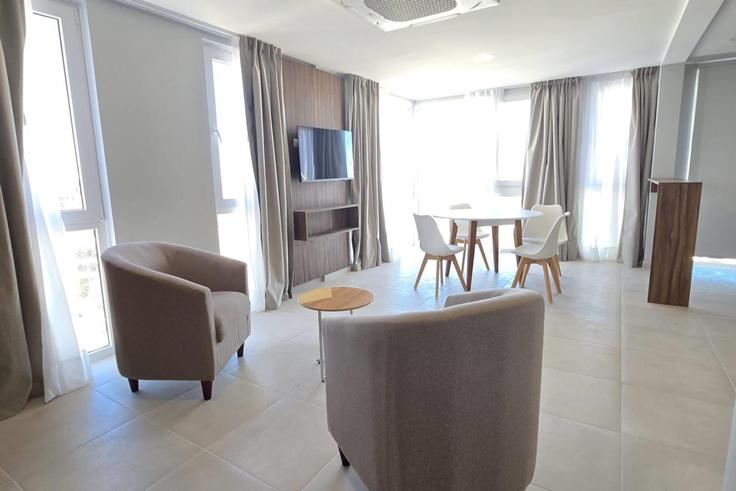 Salle de séjour élégante avec mobilier moderne dans un appartement à Building Avenida Gales - wyndham - 1690169 à Puerto Madryn, Puerto Madryn