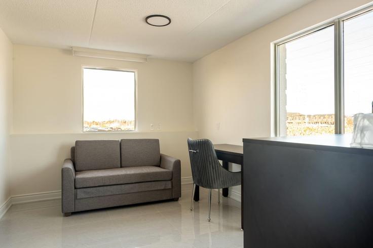 Building Queen Street East - wyndham - 1686768 adresindeki bir dairede modern mobilyalarla zarif bir şekilde tasarlanmış oturma odası Brampton, Brampton Building Queen Street East - wyndham - 1686768 adresindeki bir dairede modern mobilyalarla zarif bir şekilde tasarlanmış oturma odası Brampton, Brampton
