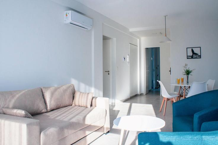 Salle de séjour élégante avec mobilier moderne dans un appartement à Building Bartolomé Mitre - wyndham - 1686856 à Puerto Madryn, Puerto Madryn