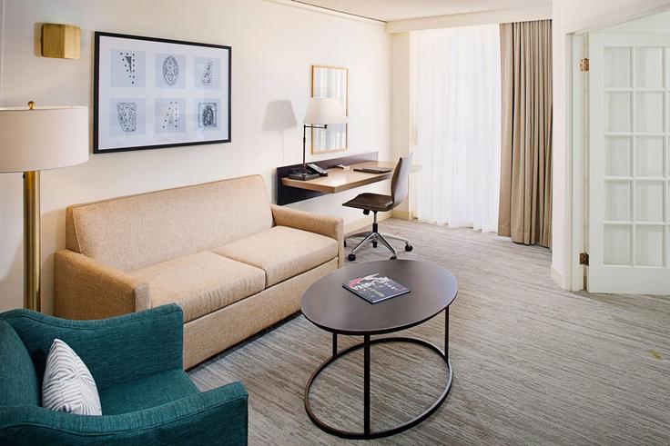 Salle de séjour élégante avec mobilier moderne dans un appartement à Building Peachtree Dunwoody Road Northeast - wyndham - 1671738 à Sandy Springs, Sandy Springs Salle de séjour élégante avec mobilier moderne dans un appartement à Building Peachtree Dunwoody Road Northeast - wyndham - 1671738 à Sandy Springs, Sandy Springs