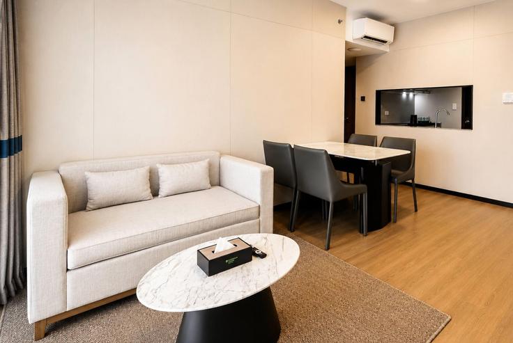 Barangay Tambo, Parañaque에 위치한 Building Roxas Boulevard - wyndham - 1669124 유닛의 세련된 인테리어가 돋보이는 거실 Barangay Tambo, Parañaque에 위치한 Building Roxas Boulevard - wyndham - 1669124 유닛의 세련된 인테리어가 돋보이는 거실