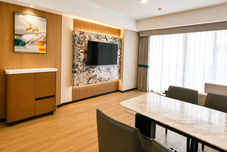 Barangay Tambo, Parañaque에 위치한 Building Roxas Boulevard - wyndham - 1671399 유닛의 세련된 인테리어가 돋보이는 거실 Barangay Tambo, Parañaque에 위치한 Building Roxas Boulevard - wyndham - 1671399 유닛의 세련된 인테리어가 돋보이는 거실