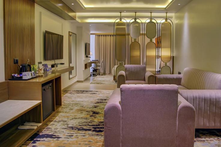 Salle de séjour élégante avec mobilier moderne dans un appartement à Building Ajmer Road - wyndham - 1674440 à Brijlalpura, Jaipur Salle de séjour élégante avec mobilier moderne dans un appartement à Building Ajmer Road - wyndham - 1674440 à Brijlalpura, Jaipur
