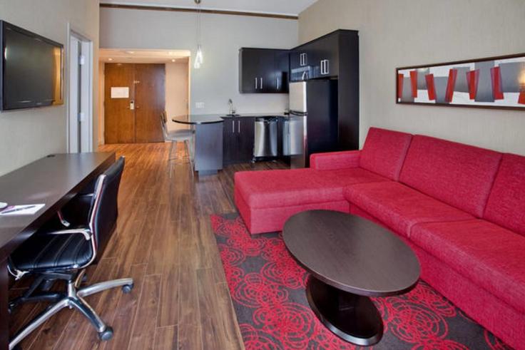 Salle de séjour élégante avec mobilier moderne dans un appartement à Building Rue Montcalm - wyndham - 1673684 à Hull, Gatineau Salle de séjour élégante avec mobilier moderne dans un appartement à Building Rue Montcalm - wyndham - 1673684 à Hull, Gatineau