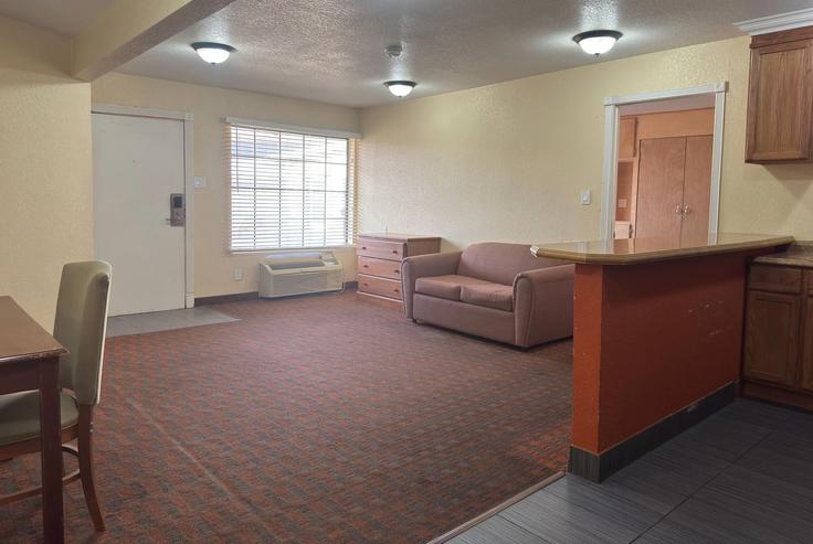 Elegante sala de estar con mobiliario moderno en un apartamento en Building 19th Street - wyndham - 1667883 en Lubbock, Lubbock Elegante sala de estar con mobiliario moderno en un apartamento en Building 19th Street - wyndham - 1667883 en Lubbock, Lubbock