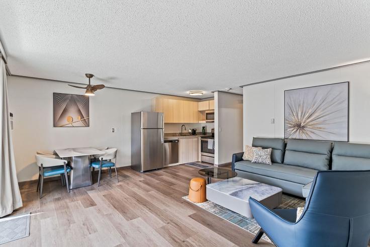 Elegant gestaltetes Wohnzimmer mit moderner Einrichtung in einer Wohnung im Building Interurban Avenue South - wyndham - 1688234 in Tukwila, Tukwila Elegant gestaltetes Wohnzimmer mit moderner Einrichtung in einer Wohnung im Building Interurban Avenue South - wyndham - 1688234 in Tukwila, Tukwila