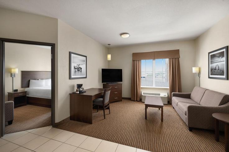 Estevan, Estevan에 위치한 Building Kensington Avenue - wyndham - 1688527 유닛의 세련된 인테리어가 돋보이는 거실 Estevan, Estevan에 위치한 Building Kensington Avenue - wyndham - 1688527 유닛의 세련된 인테리어가 돋보이는 거실
