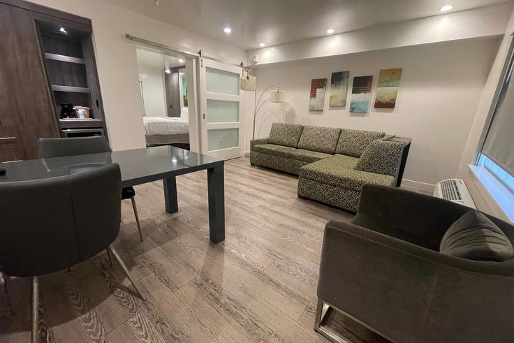 Tempe TempeのBuilding North Scottsdale Road - wyndham - 1681527のアパートメントにある、モダンな家具を備えたエレガントなデザインのリビングルーム Tempe TempeのBuilding North Scottsdale Road - wyndham - 1681527のアパートメントにある、モダンな家具を備えたエレガントなデザインのリビングルーム