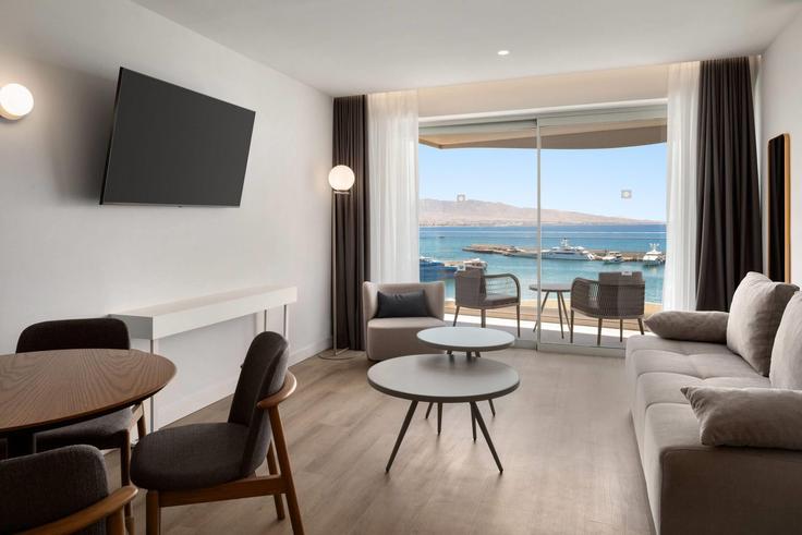 Elegante sala de estar con mobiliario moderno en un apartamento en Building Akti Moutsopoulou - wyndham - 1682017 en Piraeus, Athens Elegante sala de estar con mobiliario moderno en un apartamento en Building Akti Moutsopoulou - wyndham - 1682017 en Piraeus, Athens
