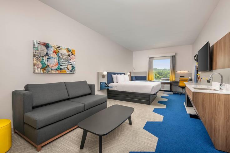Elegante sala de estar con mobiliario moderno en un apartamento en Building Riverside Drive - wyndham - 1684626 en Danville, Danville