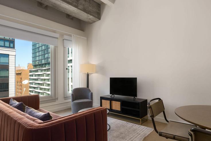 Los Angeles Los AngelesのBuilding South Spring Street - wyndham - 1681776のアパートメントにある、モダンな家具を備えたエレガントなデザインのリビングルーム Los Angeles Los AngelesのBuilding South Spring Street - wyndham - 1681776のアパートメントにある、モダンな家具を備えたエレガントなデザインのリビングルーム