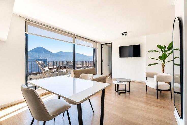 Salle de séjour élégante avec mobilier moderne dans un appartement à Building Avenida Las Condes - wyndham - 1681387 à Las Condes, Santiago Salle de séjour élégante avec mobilier moderne dans un appartement à Building Avenida Las Condes - wyndham - 1681387 à Las Condes, Santiago