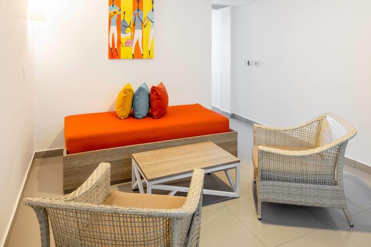 Salle de séjour élégante avec mobilier moderne dans un appartement à Building Carrera 14 - wyndham - 1687338 à San Andrés, San Andrés