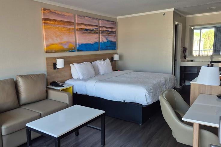 Salle de séjour élégante avec mobilier moderne dans un appartement à Building Ocean Highway - wyndham - 1680285 à Pawleys Island, Pawleys Island
