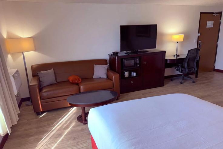 Albert Lea Albert LeaのBuilding East Main Street - wyndham - 1682355のアパートメントにある、モダンな家具を備えたエレガントなデザインのリビングルーム