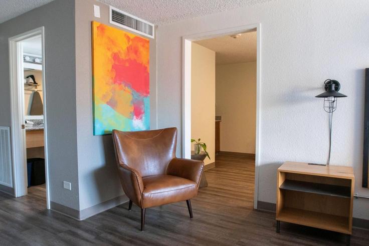 Sala de estar elegantemente projetada com móveis modernos em um apartamento no Building South Circle Drive - wyndham - 1681961 em Colorado Springs, Colorado Springs