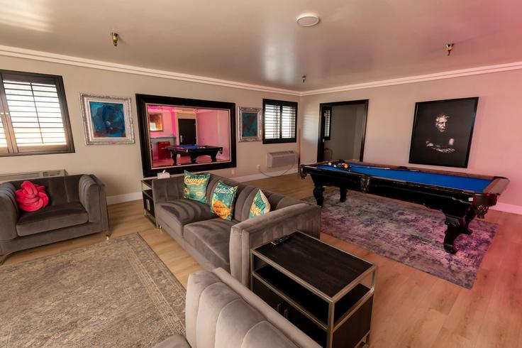 Sala de estar elegantemente projetada com móveis modernos em um apartamento no Building West Sahara Avenue - wyndham - 1693593 em Las Vegas, Las Vegas Sala de estar elegantemente projetada com móveis modernos em um apartamento no Building West Sahara Avenue - wyndham - 1693593 em Las Vegas, Las Vegas