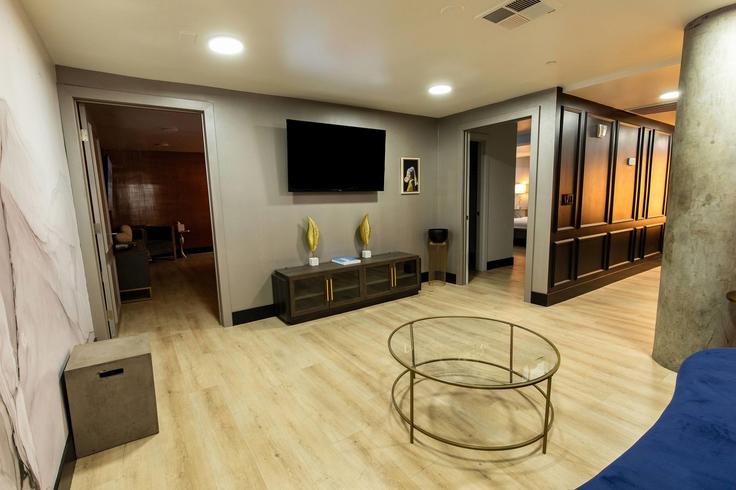 Sala de estar elegantemente projetada com móveis modernos em um apartamento no Building West Sahara Avenue - wyndham - 1693595 em Las Vegas, Las Vegas Sala de estar elegantemente projetada com móveis modernos em um apartamento no Building West Sahara Avenue - wyndham - 1693595 em Las Vegas, Las Vegas