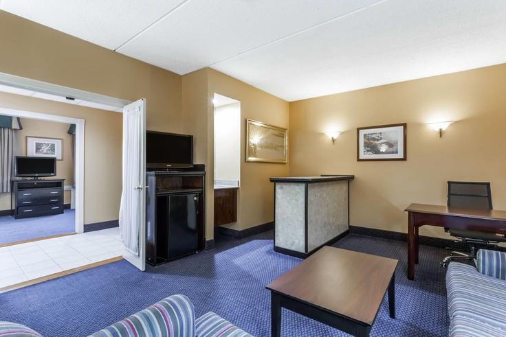 Salle de séjour élégante avec mobilier moderne dans un appartement à Building Union Avenue - wyndham - 1652619 à Newburgh, Newburgh