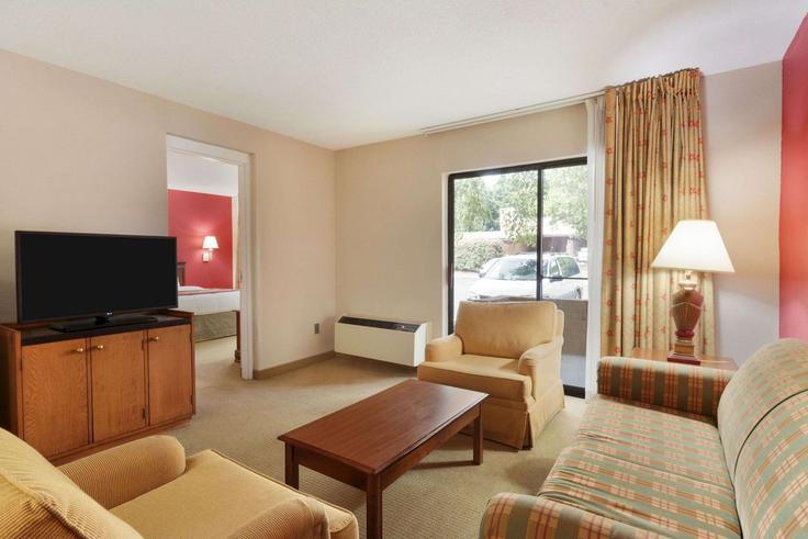 Raleigh, Raleigh에 위치한 Building Blue Ridge Road - wyndham - 1653293 유닛의 세련된 인테리어가 돋보이는 거실 Raleigh, Raleigh에 위치한 Building Blue Ridge Road - wyndham - 1653293 유닛의 세련된 인테리어가 돋보이는 거실