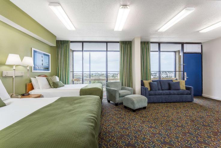 Elegant gestaltetes Wohnzimmer mit moderner Einrichtung in einer Wohnung im Building North Virginia Dare Trail - wyndham - 1651538 in Kill Devil Hills, Kill Devil Hills