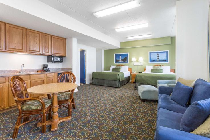 Elegant gestaltetes Wohnzimmer mit moderner Einrichtung in einer Wohnung im Building North Virginia Dare Trail - wyndham - 1651013 in Kill Devil Hills, Kill Devil Hills