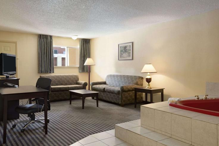 Elegant gestaltetes Wohnzimmer mit moderner Einrichtung in einer Wohnung im Building Northwest 2nd Street - wyndham - 1657547 in Lawton, Lawton Elegant gestaltetes Wohnzimmer mit moderner Einrichtung in einer Wohnung im Building Northwest 2nd Street - wyndham - 1657547 in Lawton, Lawton