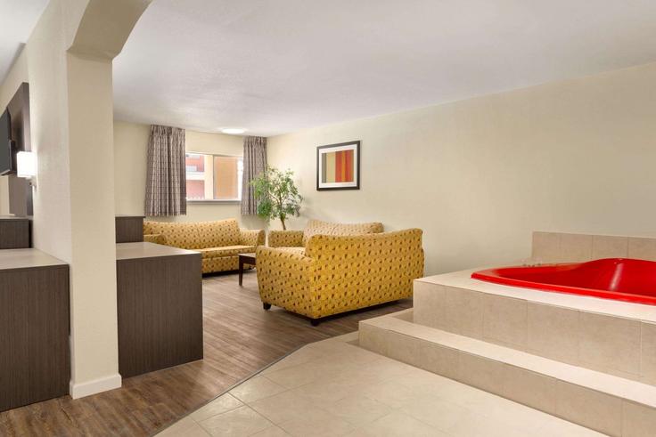 Elegant gestaltetes Wohnzimmer mit moderner Einrichtung in einer Wohnung im Building Northwest 2nd Street - wyndham - 1657558 in Lawton, Lawton Elegant gestaltetes Wohnzimmer mit moderner Einrichtung in einer Wohnung im Building Northwest 2nd Street - wyndham - 1657558 in Lawton, Lawton