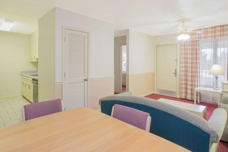 Sala de estar elegantemente projetada com móveis modernos em um apartamento no Building Ross Clark Circle - wyndham - 1651491 em Dothan, Dothan Sala de estar elegantemente projetada com móveis modernos em um apartamento no Building Ross Clark Circle - wyndham - 1651491 em Dothan, Dothan