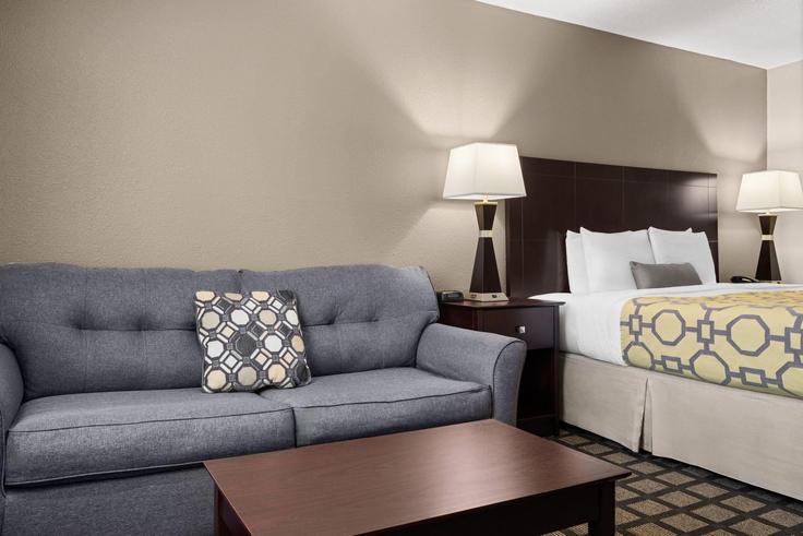 Jefferson City, Jefferson City에 위치한 Building West Miller Street - wyndham - 1664332 유닛의 세련된 인테리어가 돋보이는 거실