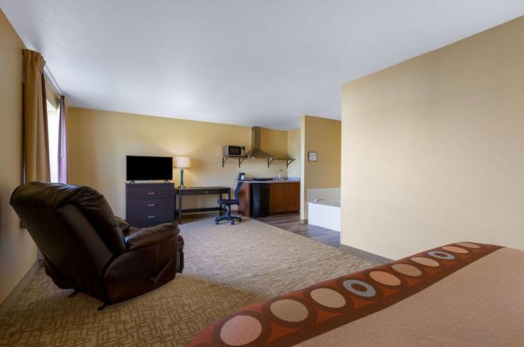 Elegant gestaltetes Wohnzimmer mit moderner Einrichtung in einer Wohnung im Building U.S. 71 - wyndham - 1676381 in Jackson, Jackson