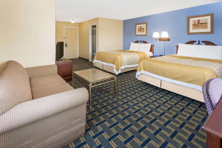 Plymouth PlymouthのBuilding North Michigan Street - wyndham - 1659616のアパートメントにある、モダンな家具を備えたエレガントなデザインのリビングルーム