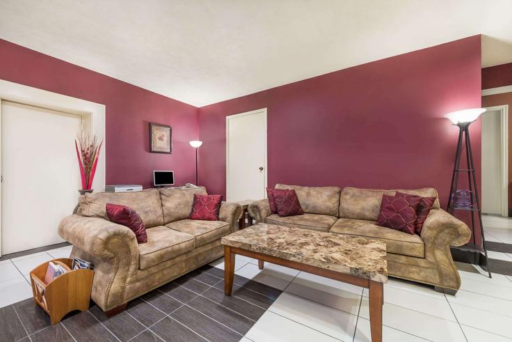 Building Texas Avenue South - wyndham - 1655417 adresindeki bir dairede modern mobilyalarla zarif bir şekilde tasarlanmış oturma odası College Station, College Station