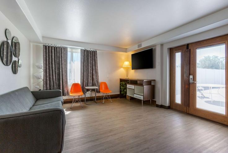 Elegant gestaltetes Wohnzimmer mit moderner Einrichtung in einer Wohnung im Building Mullowney Lane - wyndham - 1651747 in Billings, Billings Elegant gestaltetes Wohnzimmer mit moderner Einrichtung in einer Wohnung im Building Mullowney Lane - wyndham - 1651747 in Billings, Billings