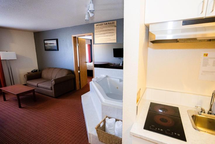Elegant gestaltetes Wohnzimmer mit moderner Einrichtung in einer Wohnung im Building 50 Street - wyndham - 1676354 in Drayton Valley, Drayton Valley Elegant gestaltetes Wohnzimmer mit moderner Einrichtung in einer Wohnung im Building 50 Street - wyndham - 1676354 in Drayton Valley, Drayton Valley