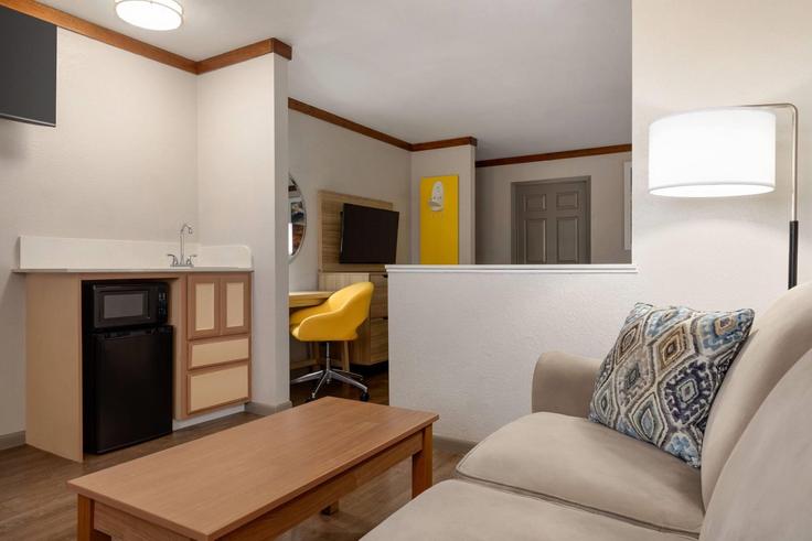 Building South Adams Street - wyndham - 1657731 adresindeki bir dairede modern mobilyalarla zarif bir şekilde tasarlanmış oturma odası Fredericksburg, Fredericksburg