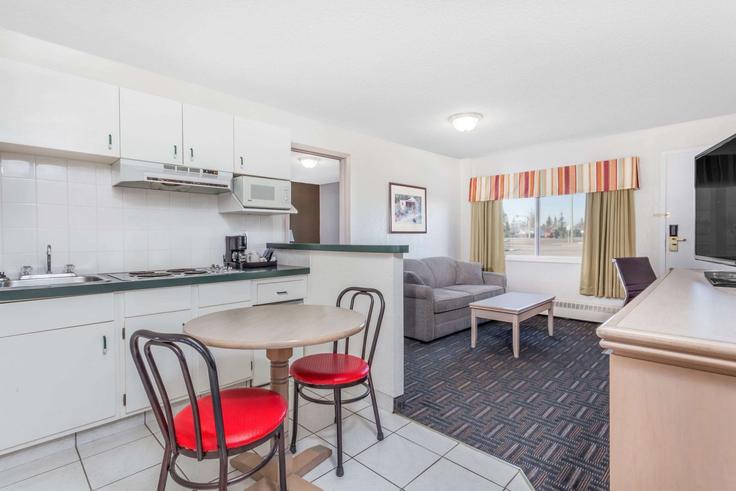 Building 44 Avenue - wyndham - 1682592 adresindeki bir dairede modern mobilyalarla zarif bir şekilde tasarlanmış oturma odası Stettler, Stettler