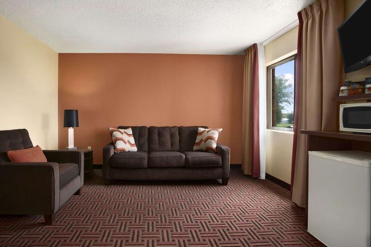 Sala de estar elegantemente projetada com móveis modernos em um apartamento no Building West Deyoung Street - wyndham - 1688734 em Marion, Marion