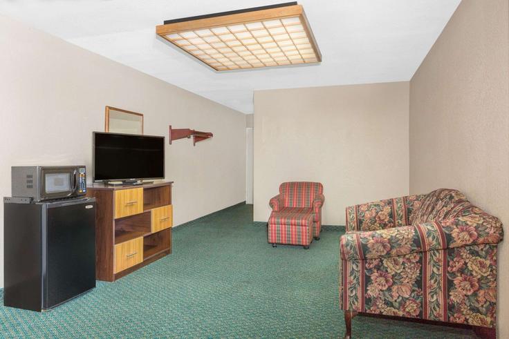 Bentonville, Bentonville에 위치한 Building Southeast Walton Boulevard - wyndham - 1677552 유닛의 세련된 인테리어가 돋보이는 거실