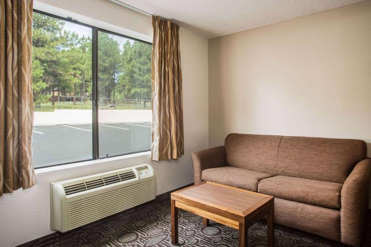Flagstaff, Flagstaff에 위치한 Building North Kaspar Drive - wyndham - 1676914 유닛의 세련된 인테리어가 돋보이는 거실 Flagstaff, Flagstaff에 위치한 Building North Kaspar Drive - wyndham - 1676914 유닛의 세련된 인테리어가 돋보이는 거실