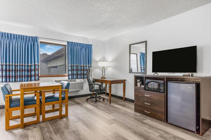 Salle de séjour élégante avec mobilier moderne dans un appartement à Building Valley West Boulevard - wyndham - 1669583 à Arcata, Arcata