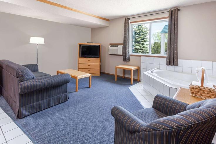 Elegant gestaltetes Wohnzimmer mit moderner Einrichtung in einer Wohnung im Building Trans Canada Way South East - wyndham - 1678305 in Medicine Hat, Medicine Hat Elegant gestaltetes Wohnzimmer mit moderner Einrichtung in einer Wohnung im Building Trans Canada Way South East - wyndham - 1678305 in Medicine Hat, Medicine Hat