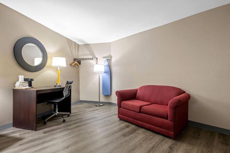 Elegante sala de estar con mobiliario moderno en un apartamento en Building Vulcan Road - wyndham - 1687472 en Homewood, Homewood Elegante sala de estar con mobiliario moderno en un apartamento en Building Vulcan Road - wyndham - 1687472 en Homewood, Homewood