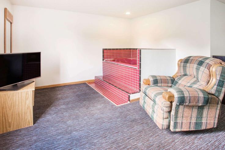 Salle de séjour élégante avec mobilier moderne dans un appartement à Building North 6th Street - wyndham - 1676742 à Monmouth, Monmouth