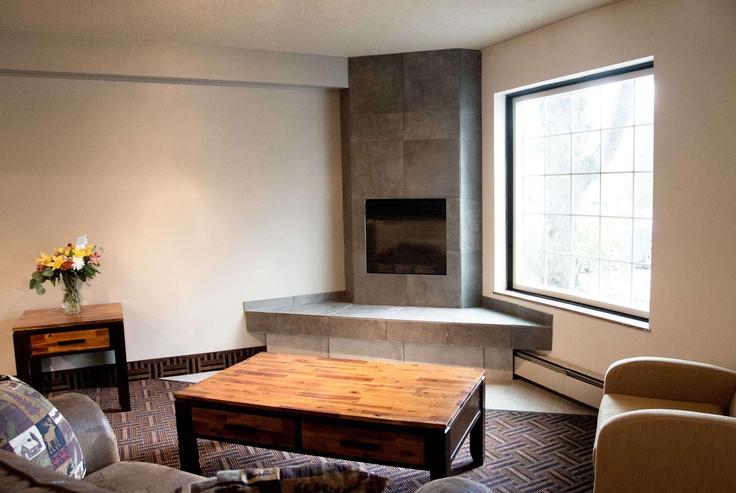 Juneau, Juneau에 위치한 Building Trout Street - wyndham - 1684066 유닛의 세련된 인테리어가 돋보이는 거실