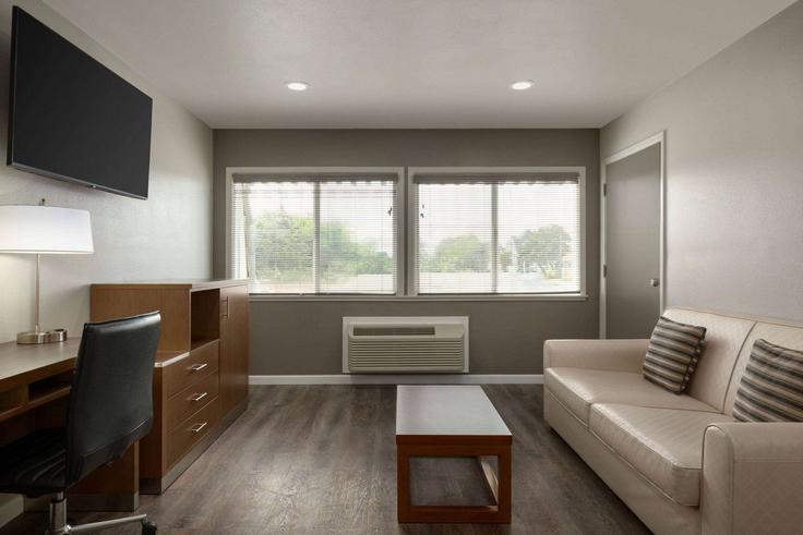 Eureka, Eureka에 위치한 Building 4th Street - wyndham - 1675303 유닛의 세련된 인테리어가 돋보이는 거실 Eureka, Eureka에 위치한 Building 4th Street - wyndham - 1675303 유닛의 세련된 인테리어가 돋보이는 거실